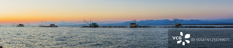 意大利比萨码头阿尔诺河口的捕鱼平台日落景色图片素材