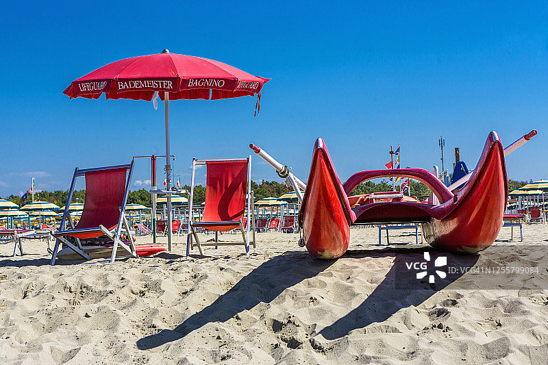 托雷德尔拉戈的救生员沙滩遮阳伞、躺椅和救援划艇图片素材