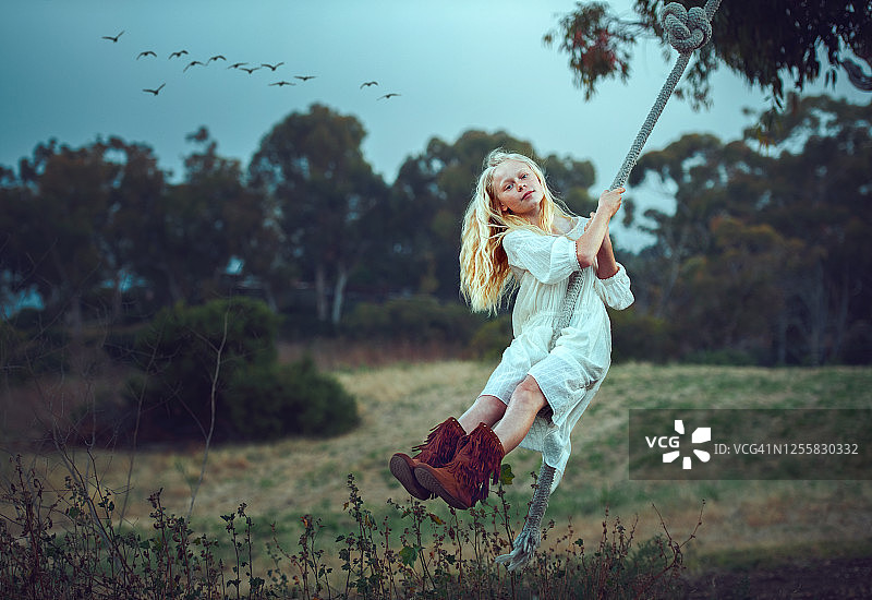在荡绳上的乡村女孩图片素材