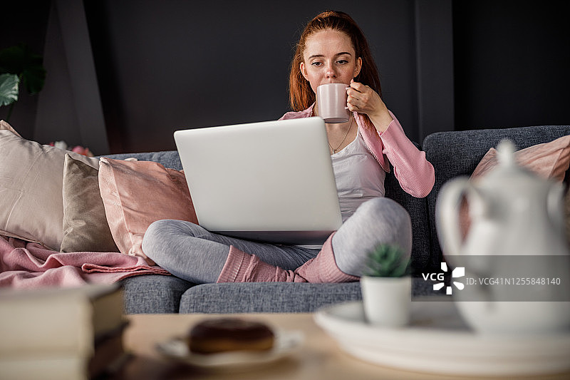 正在创作小说的年轻女作家图片素材