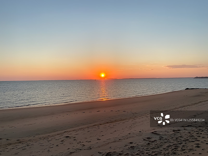 科德角海滩上的壮丽日落图片素材