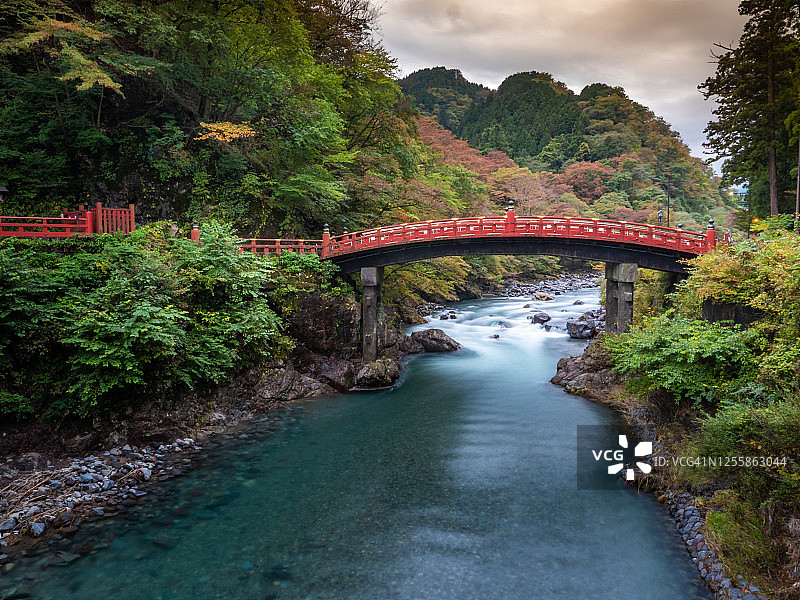 日本日光市秋季黄昏时分的神桥图片素材