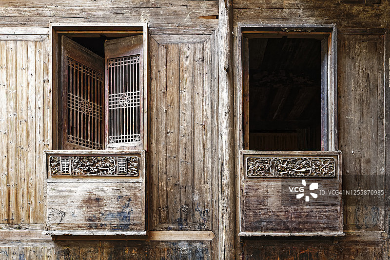 古老房屋中的木制阳台和窗户图片素材