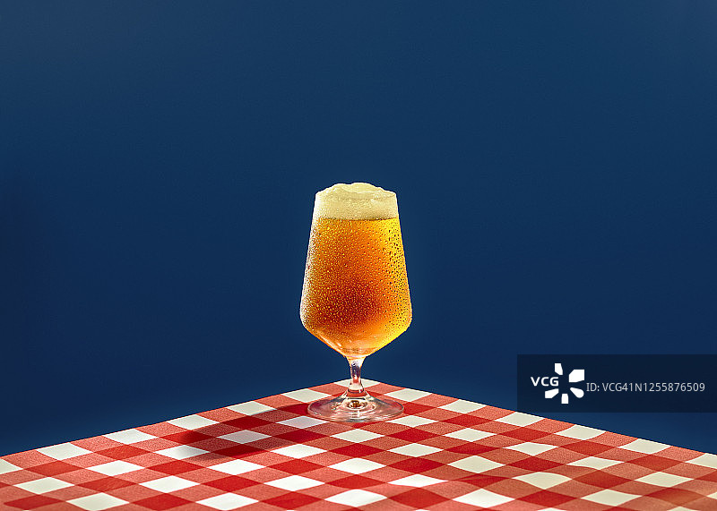 图形背景上的啤酒图片素材