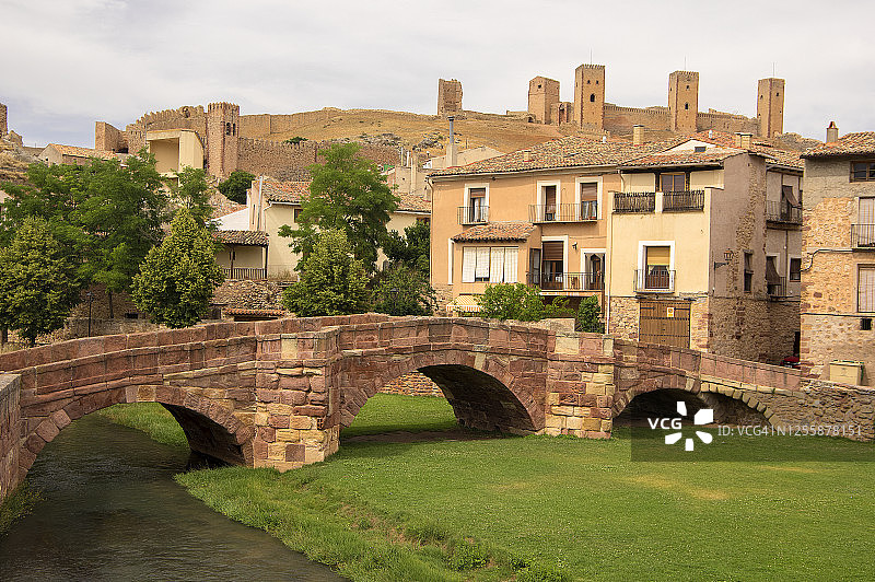 西班牙瓜达拉哈拉莫利纳德阿拉贡老桥和城堡图片素材