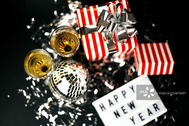 黑色背景上带有不同装饰的新年贺卡图片素材