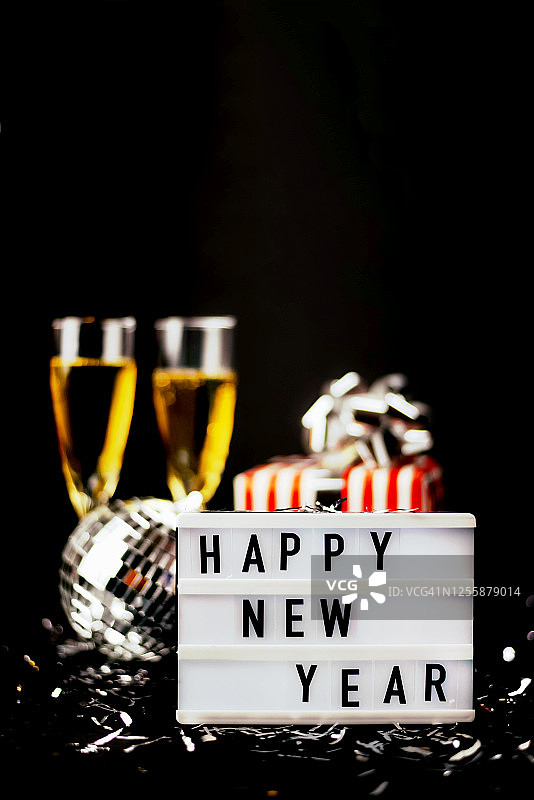 黑色背景上带有不同装饰的新年贺卡图片素材