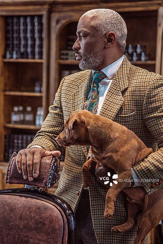 豪华理发店里的黑人男子和他的狗图片素材