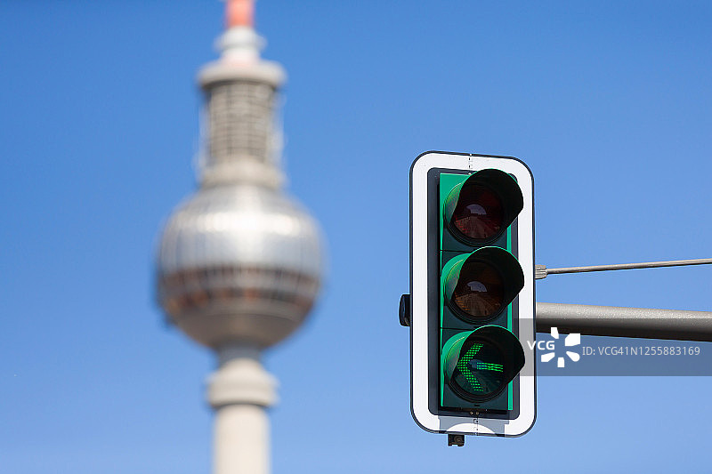 带有绿色箭头交通灯的柏林电视塔（德国）图片素材
