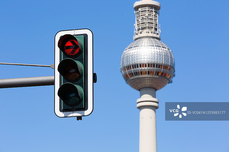 带有红色箭头交通信号灯的柏林电视塔（德国）图片素材