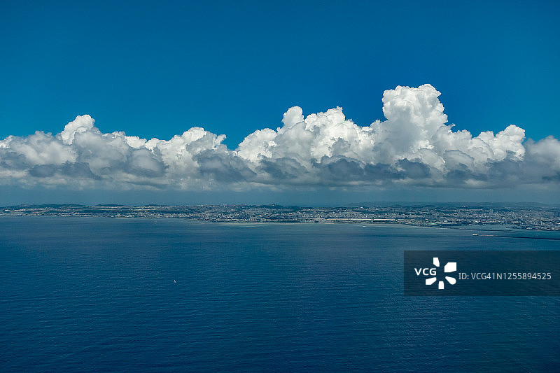 飞机航拍：日本冲绳县冲绳岛的积云图片素材