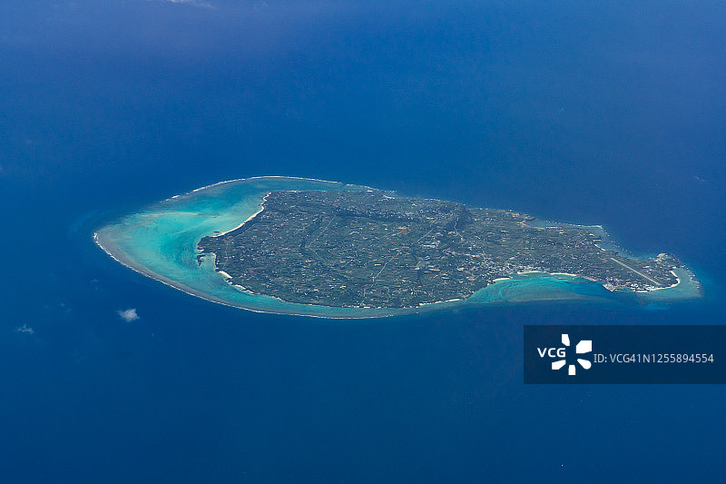 从飞机上俯瞰日本鹿儿岛县与论岛图片素材