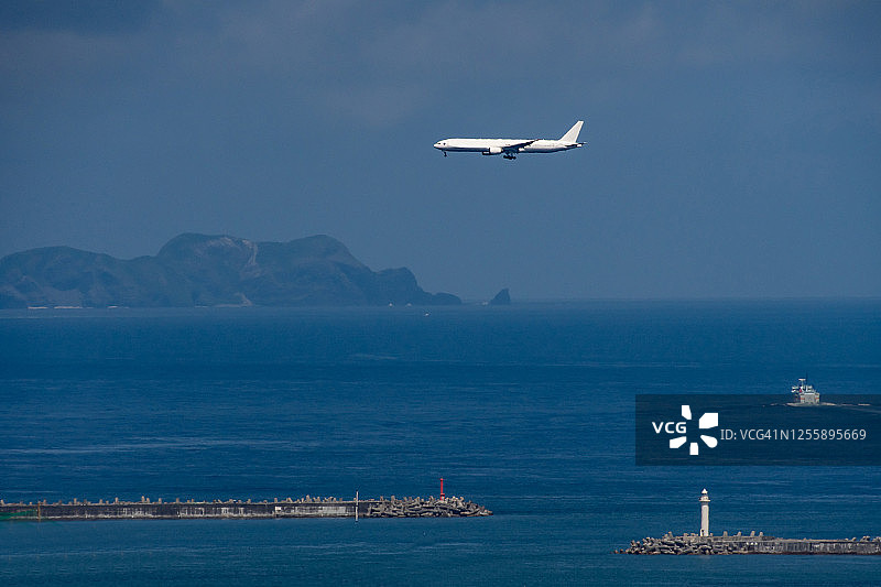 日本冲绳县海域上空的飞机图片素材
