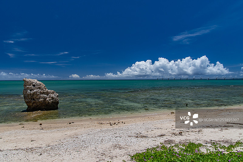 冲绳县海滩上的积云图片素材