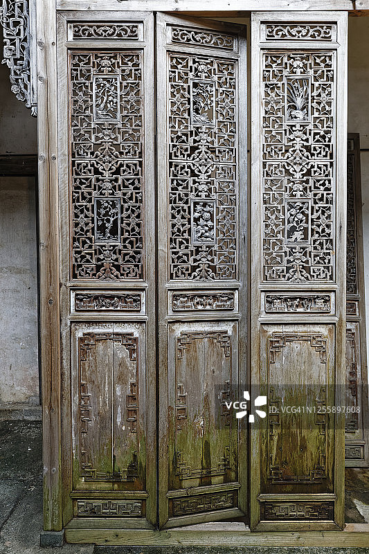 带雕刻的传统木门图片素材
