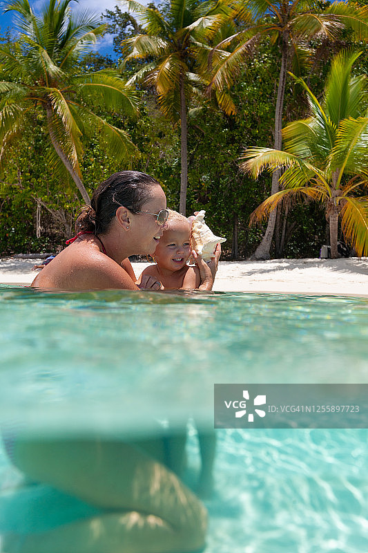 热带海滩半水面拍摄图片素材