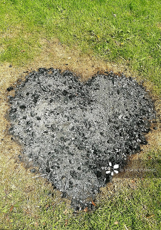 篝火后灰烬形成的爱心形状图片素材