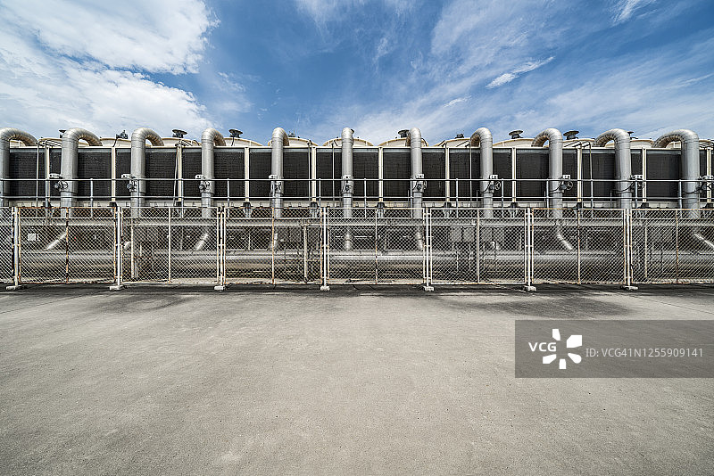 空停车场，空调系统中的冷却塔组图片素材