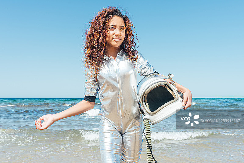 穿着宇航服从海里走出来的(11-12岁)小女孩图片素材