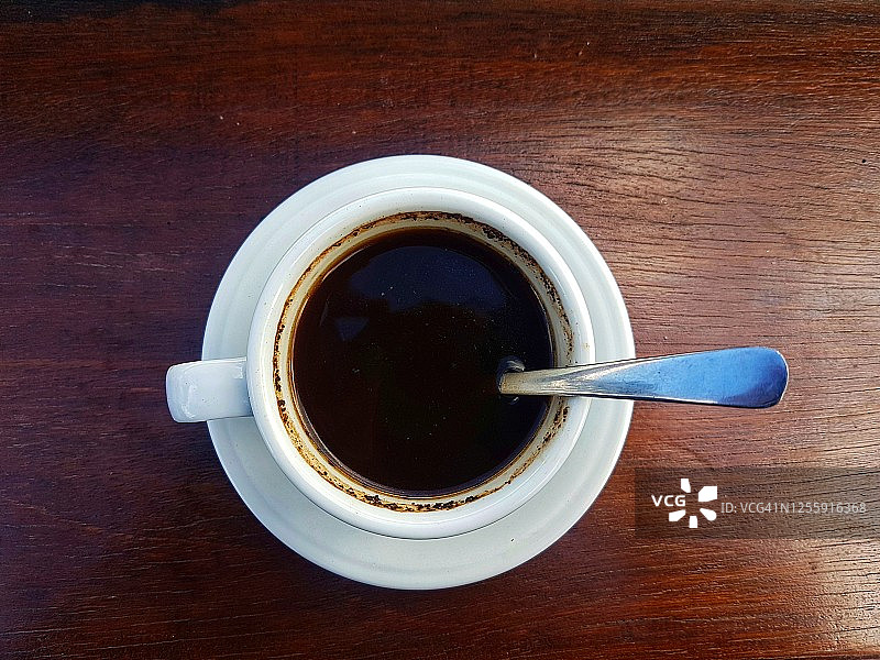 木桌上的黑咖啡俯视图图片素材