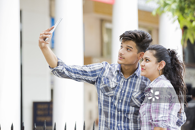 街上的学生照片图片素材