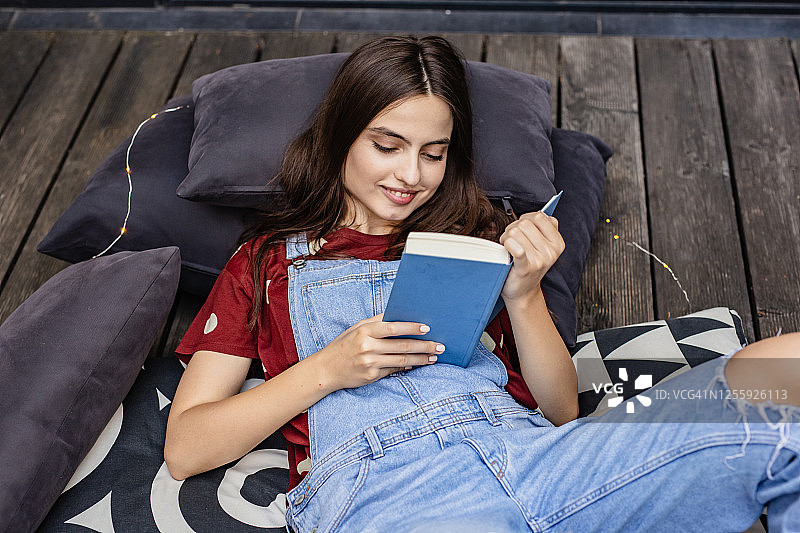 在家阅读，享受美好时光图片素材