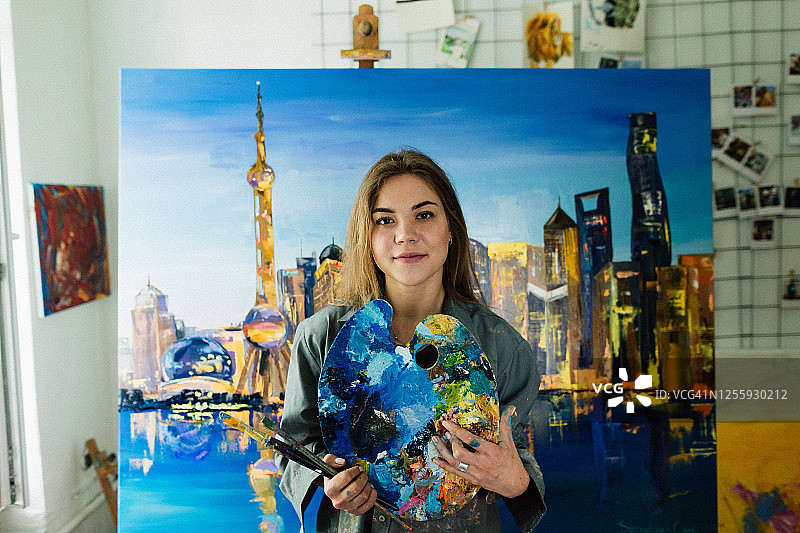 手持调色板的年轻女子画像图片素材