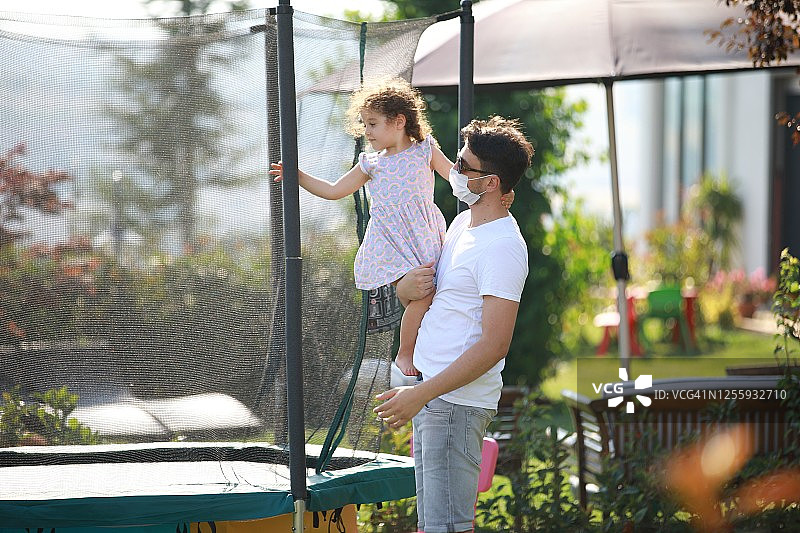 兄妹戴口罩后院家庭烧烤图片素材