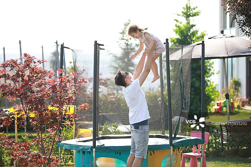 兄妹戴口罩后院家庭烧烤图片素材