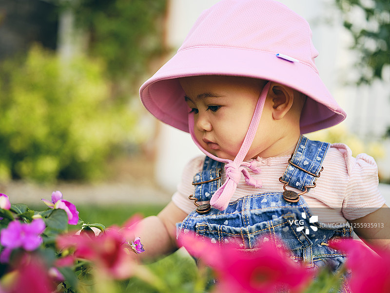 女宝宝园丁图片素材