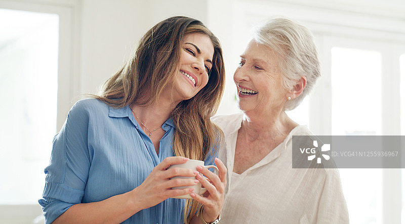 探望妈妈总是充满乐趣图片素材