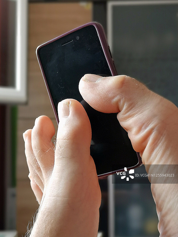 男人用脚使用智能手机图片素材