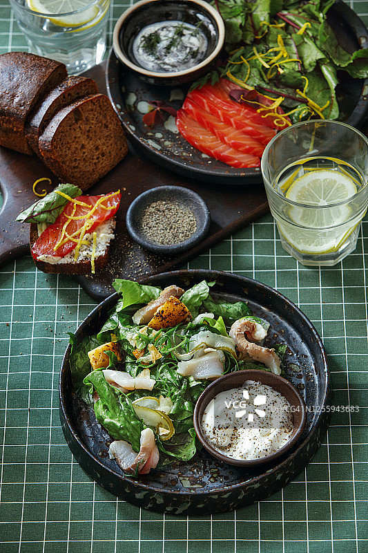 适合家庭晚餐的斯堪的纳维亚菜肴图片素材