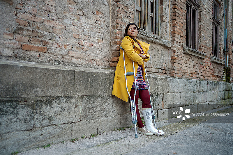 拄着拐杖的年轻女人图片素材