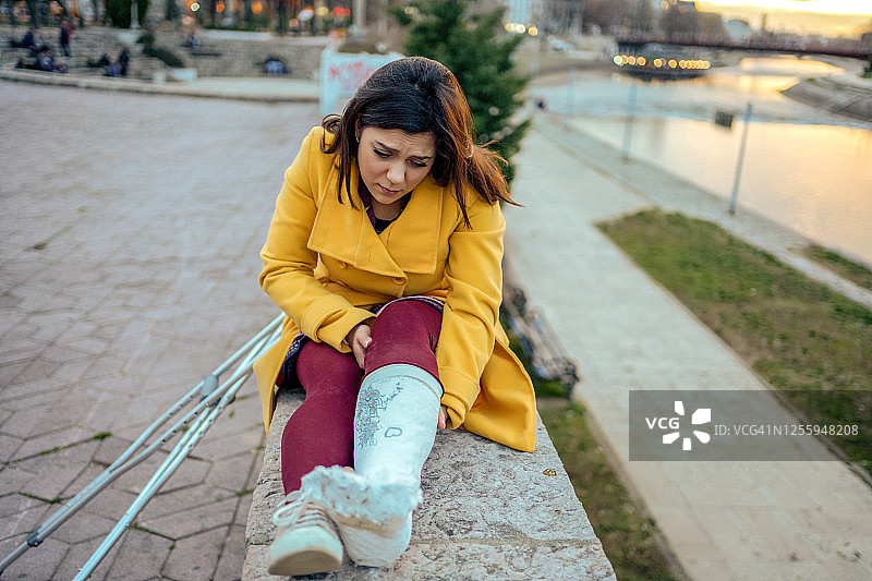 腿部受伤的女人图片素材