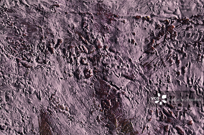 带有凹凸的深紫色混凝土墙背景图片素材