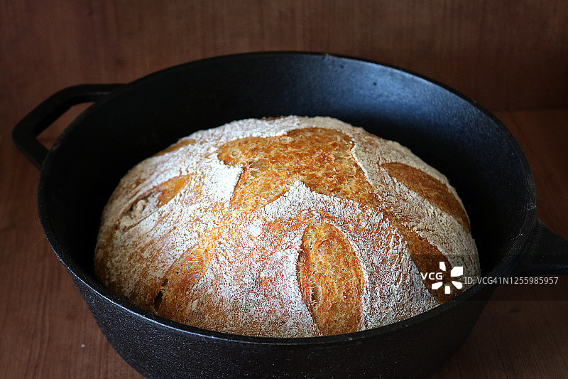 荷兰烤箱免揉全麦面包图片素材