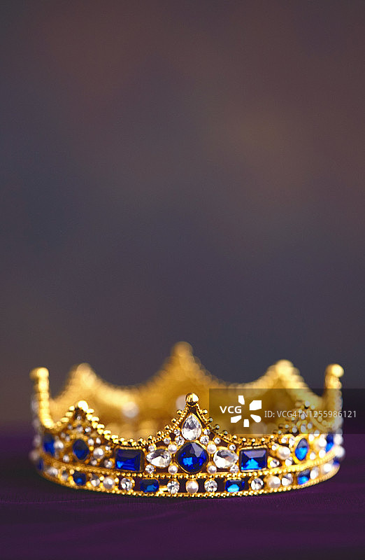 天鹅绒上的金色镶宝皇冠图片素材