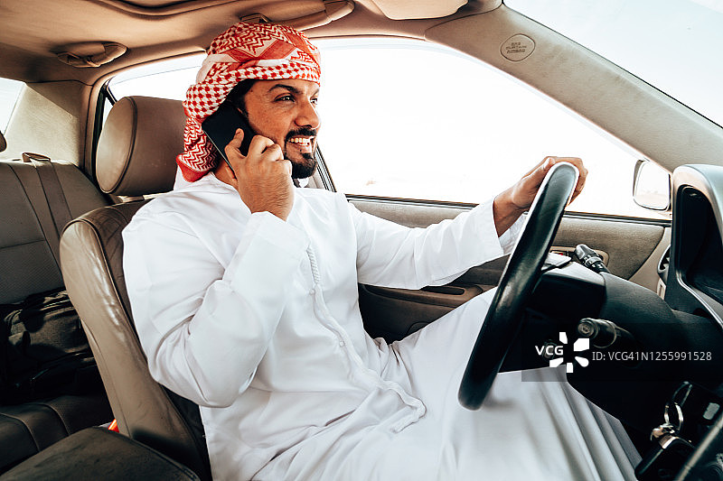 在车里打电话的阿拉伯男人图片素材