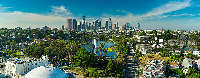 阳光明媚的一天：回声公园和洛杉矶市中心鸟瞰全景图片素材