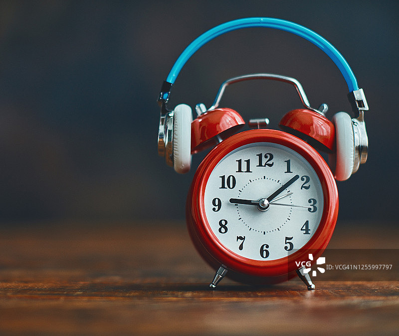 戴着耳机的闹钟图片素材