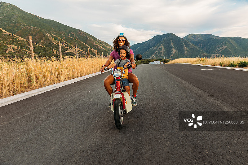 母子骑着复古滑板车图片素材