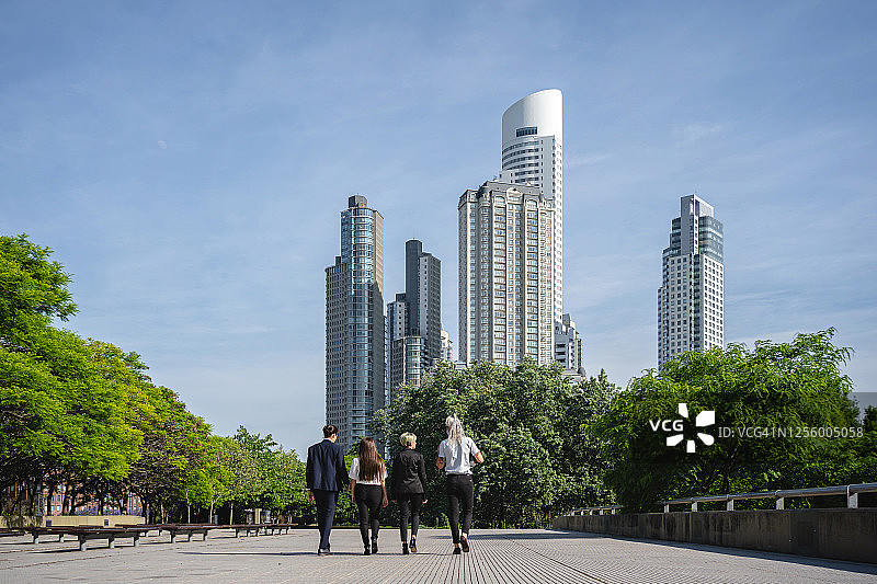 下班后在城市中步行的商务人士图片素材