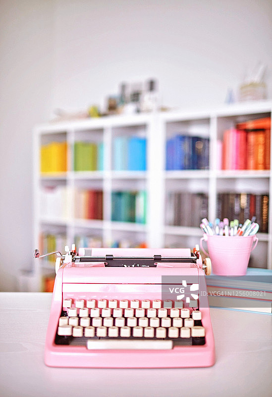 配有粉色复古打字机的现代家居办公室图片素材