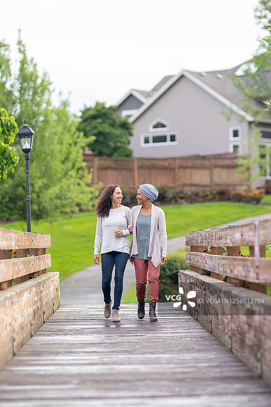 和成年女儿共度时光的患病女人图片素材