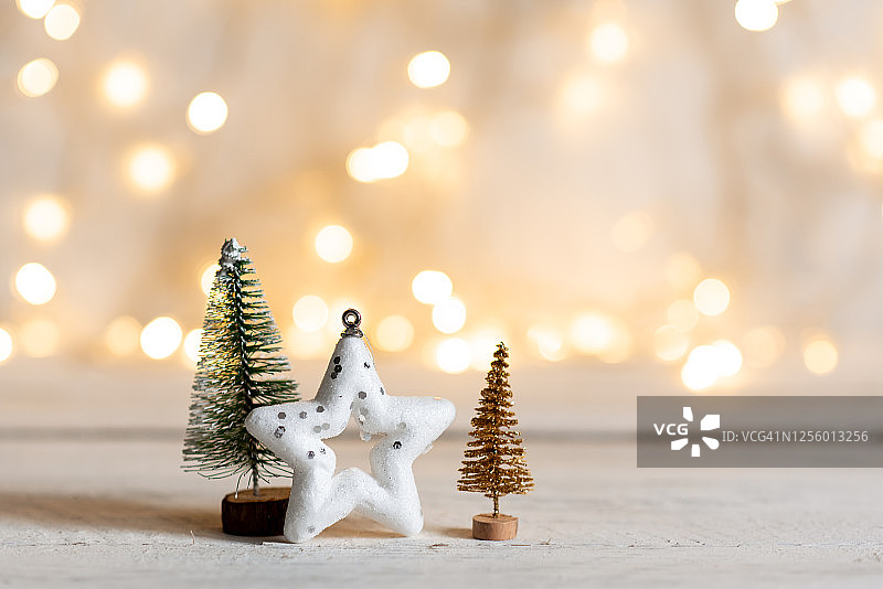 闪烁背景前的圣诞球图片素材