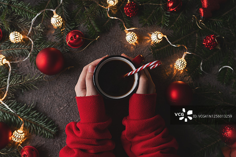 打开圣诞礼物：女人在乡村木桌上打开装饰礼品盒，理想的圣诞早晨，俯视拍摄图片素材