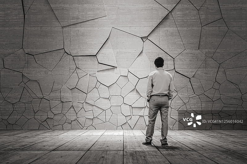 商人站在破墙前图片素材