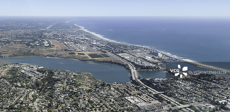 加利福尼亚州卡尔斯巴德和阿瓜海迪翁达泻湖鸟瞰图图片素材