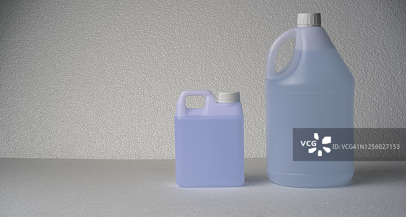 白色泡沫背景上的手部消毒液补充装，用于新冠病毒防护图片素材